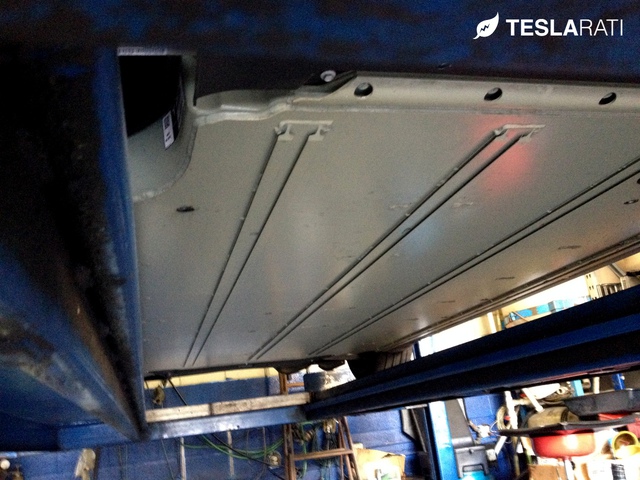 Tấm ốp titan trên Tesla Model S. Ảnh: Teslarati