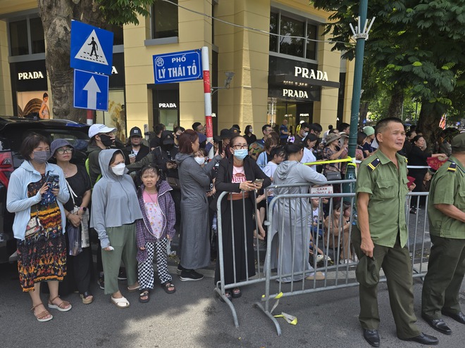 Khu vực đường Lý Thái Tổ, phố Tràng Tiền