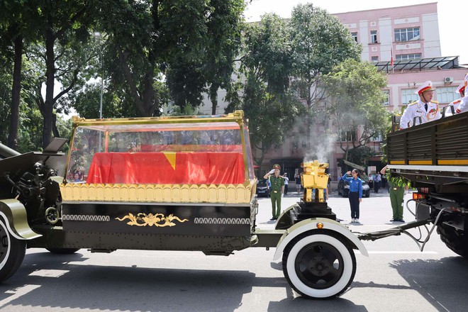 Nhiều người đã không thể cầm được nước mắt khi đoàn xe đưa linh cữu đi qua (Ảnh: Lê Minh Sơn)