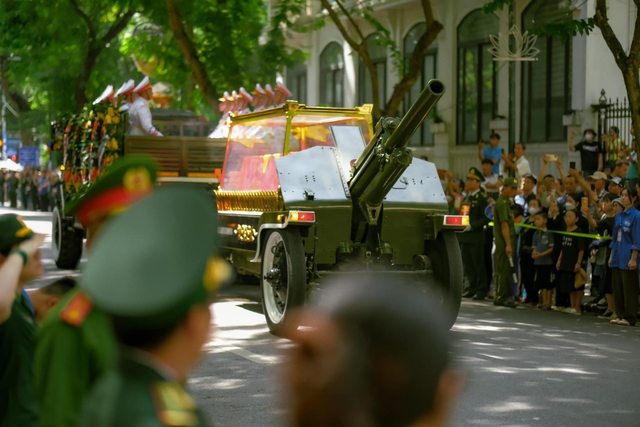 Nhiều người dân đứng kín hai bên đường đón chờ đoàn xe chở linh cữu Tổng Bí thư Nguyễn Phú Trọng đi qua