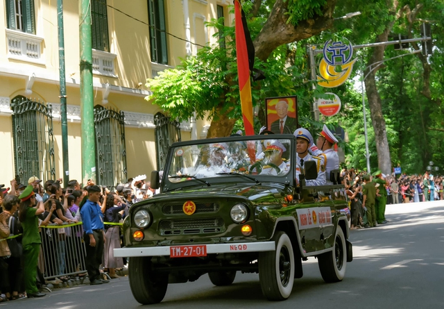 Chiều 26/7, sau lễ truy điệu, đoàn xe nghi lễ đưa linh cữu Tổng Bí thư Nguyễn Phú Trọng từ Nhà tang lễ Quốc gia số 5 Trần Thánh Tông về Nghĩa trang Mai Dịch, thành phố Hà Nội.