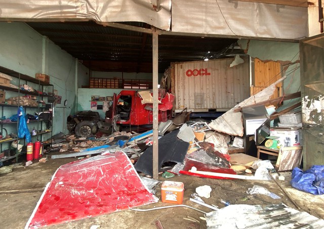 Xe container gây tai nạn chưa được đưa ra khỏi nhà dân