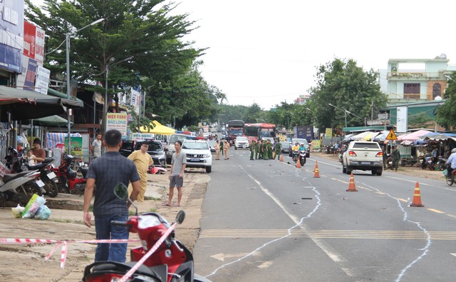 Xe container chạy với tốc độ cao, mất lái tông vào nhà dân