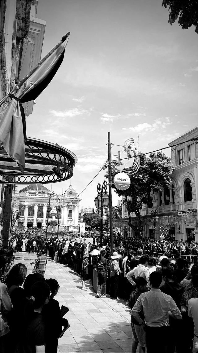 Dù thời tiết khá nắng nhưng người dân vẫn xếp hàng chật kín khu vực đoàn xe đưa linh cữu Tổng Bí thư đi qua