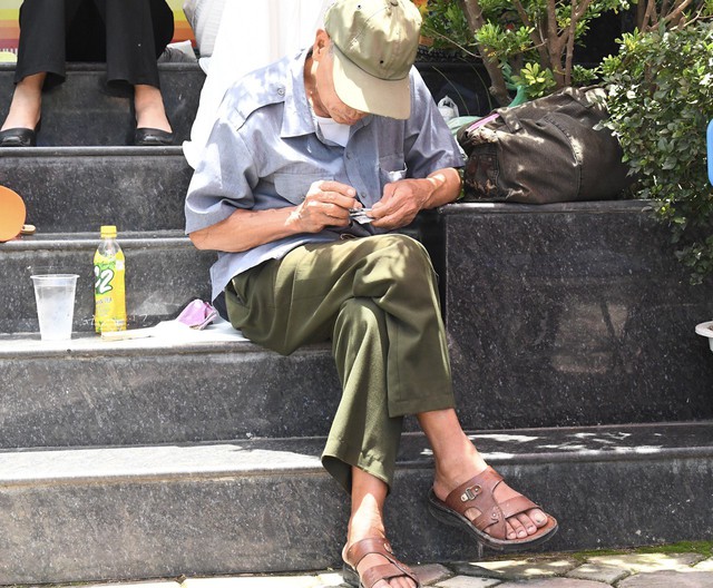 Ông Đoàn Văn Hậu 77 tuổi, từ nhà tang lễ viếng xong lại dắt cháu ra nghĩa trang Mai Dịch từ sớm cho biết, ông đã mang thuốc huyết áp uống lúc chờ đợi. Ông chia sẻ 