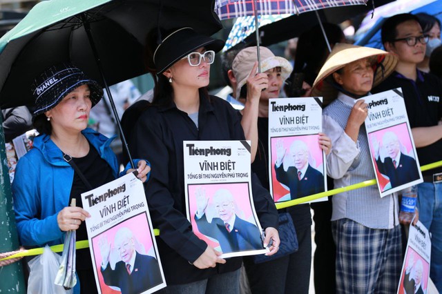 Tại khu vực đường Lê Thánh Tông, cũng đã có rất nhiều người dân đến chờ đoàn xe đưa linh cữu Tổng Bí thư Nguyễn Phú Trọng đi qua