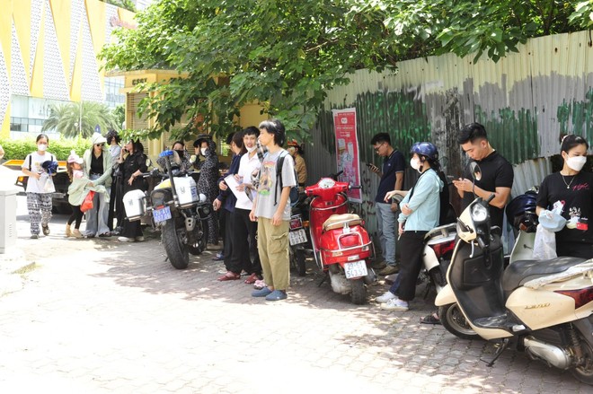 Bà Đinh Thị Lan và Dương Thị Quyên cùng nhóm người đến từ Hòa Bình cho biết từ sáng hôm nay mọi người đã rủ nhau thuê xe xuống Hà Nội để viếng Tổng Bí Thư Nguyễn Phú Trọng và hỏi thăm được tuyến đường Trần Duy Hưng sẽ là nơi linh cữu sẽ đi qua: “Sau khi tiễn đưa bác lần cuối, chúng tôi sẽ đi thẳng sang quê nhà của bác ở Đông Anh để thắp hương”, bà Lan chia sẻ.