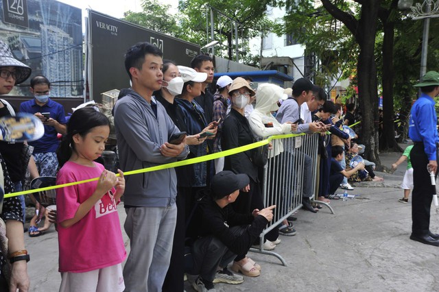 Hơn 1 tiếng đồng hồ nữa đoàn đưa linh cữu Tổng Bí Thư Nguyễn Phú Trọng mới đi qua nhưng người dân đã đứng chật kín dọc tuyến đường Trần Duy Hưng để chờ đợi linh cữu Tổng Bí Thư đi qua