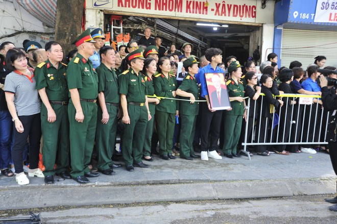 Đoàn xe đi qua khu vực Trần Duy Hưng