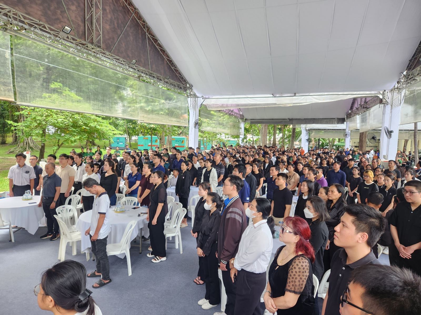 Khoảng 13 giờ, tại Hội trường Thống Nhất, nhiều người dân TP Hồ Chí Minh sau khi viếng Tổng Bí thư Nguyễn Phú trọng đã ở lại để xem lễ truy điệu qua cầu truyền hình trực tiếp.