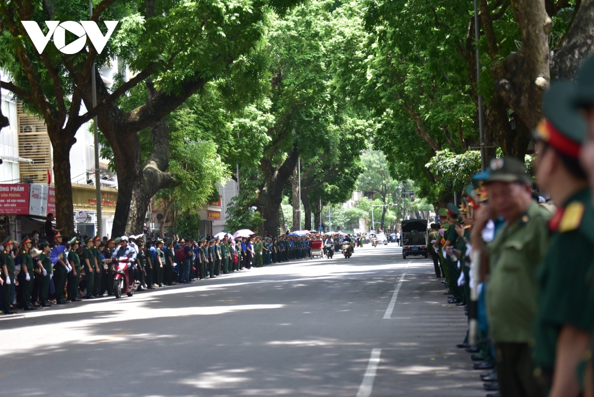 Tại điểm đường Lê Thánh Tông giao cắt đường Lý Thường Kiệt, người dân và lực lượng chức năng đã đứng dọc 2 bên đường tiễn biệt Tổng Bí thư.