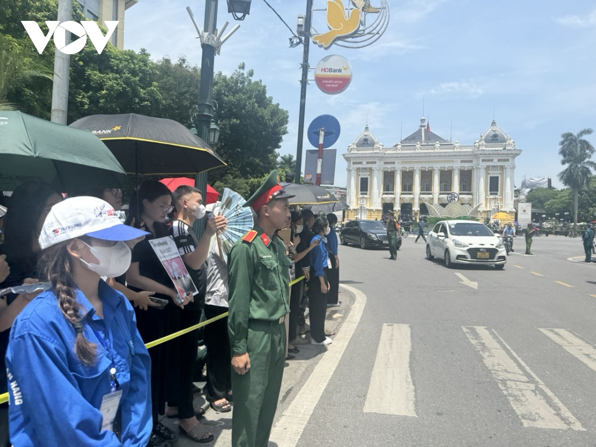 Người dân đã đợi sẵn ở các tuyến phố dự kiến linh xa chở linh cữu Tổng Bí thư sẽ đi qua