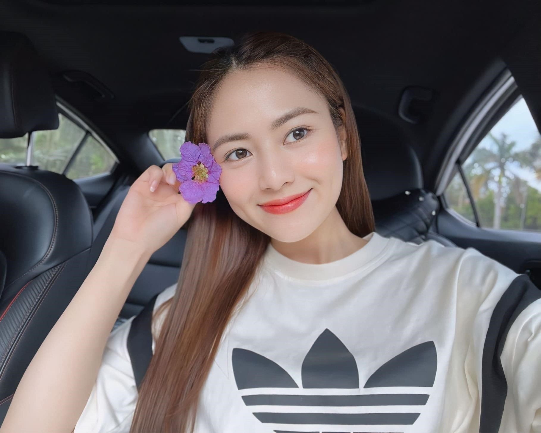 Việt Hoa sinh năm 1996, tốt nghiệp Đại học Sân Khấu - Điện ảnh Hà Nội, là nữ diễn viên thuộc thế hệ mới của VFC. 