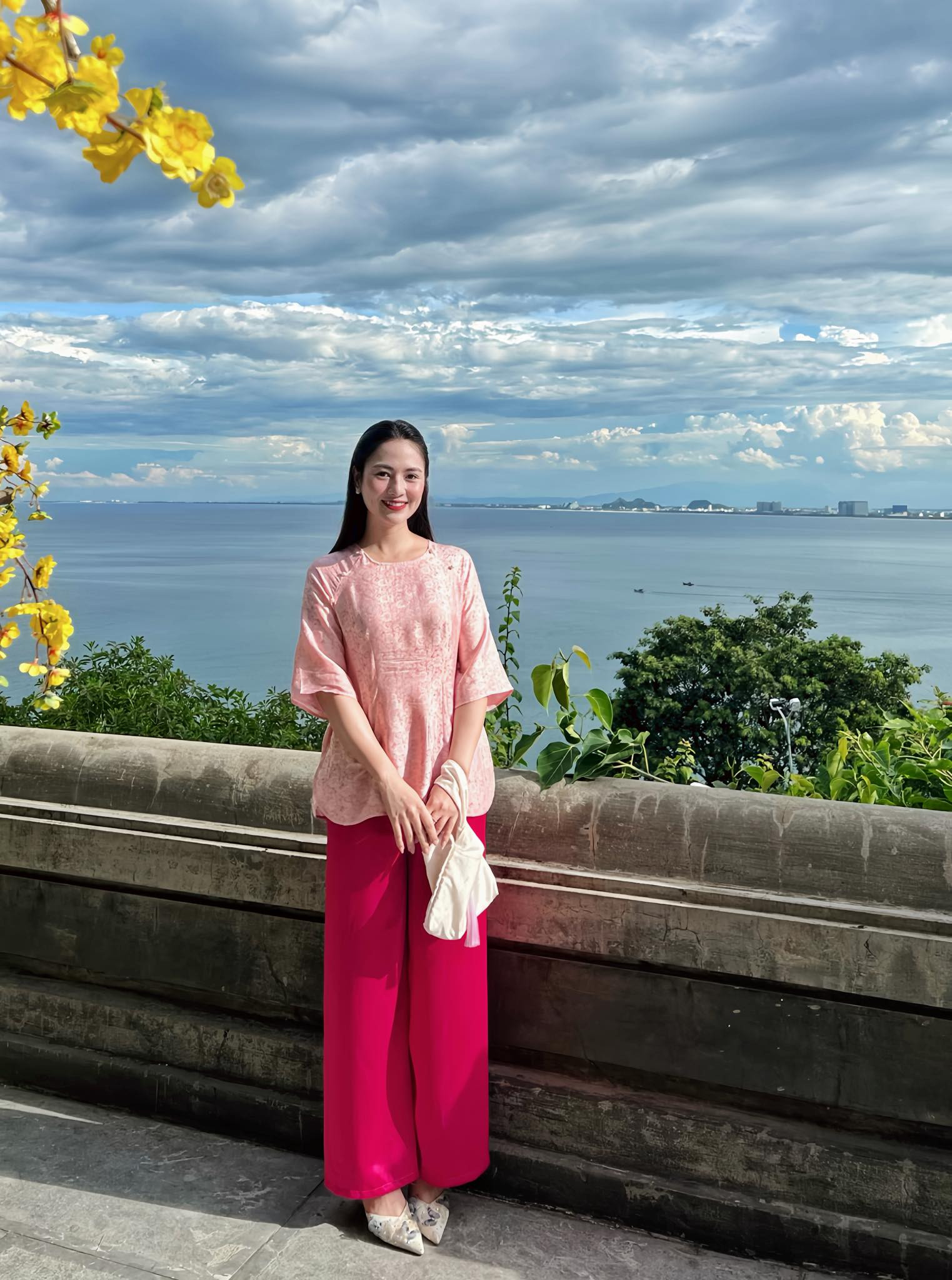  Việt Hoa sở hữu nhan sắc xinh đẹp, gương mặt sáng, ngoại hình ưa nhìn. Bức ảnh cô mới chia sẻ khi đi chùa Linh Ứng ở Đà Nẵng mới đây nhận nhiều lời khen của người hâm mộ. 