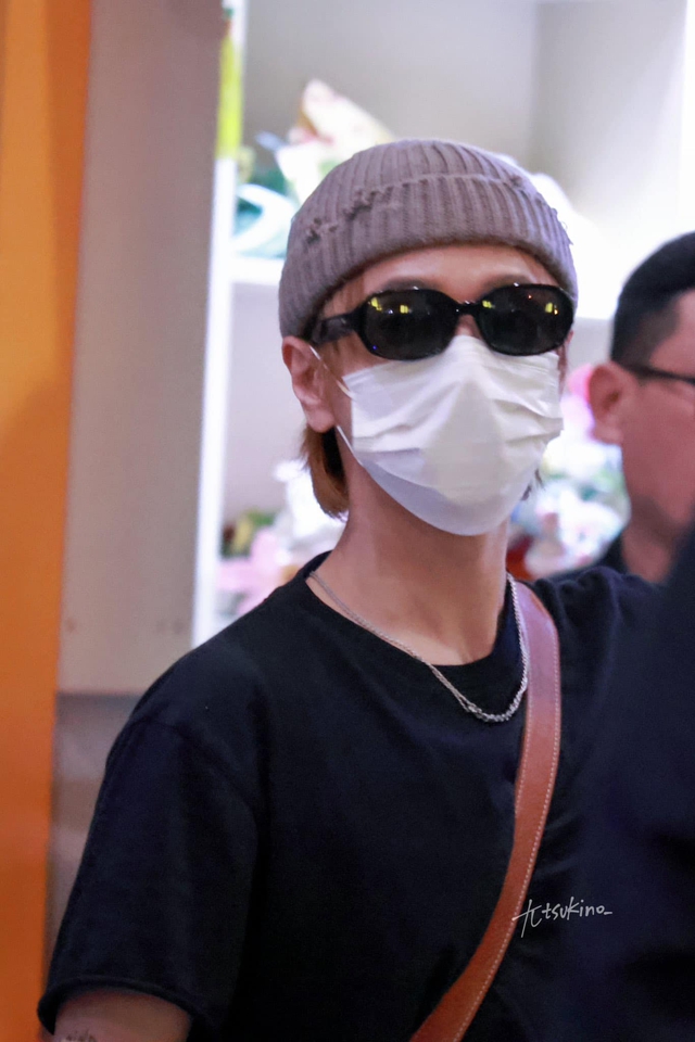 Yesung đeo khẩu trang, kính râm kín mít