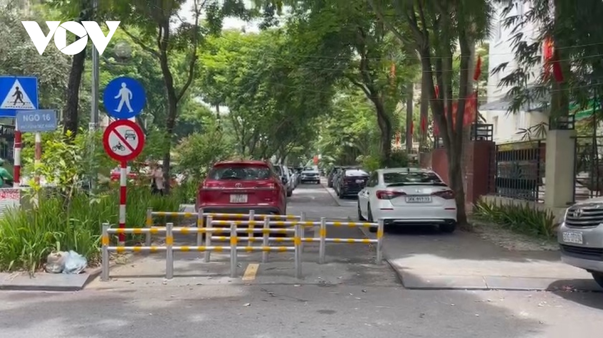 Đầu ngõ 16 Huỳnh Thúc Kháng, Ba Đình, Hà Nội đã được dựng rào chắn và có biển báo cấm ô tô, xe máy thế nhưng hàng loạt ô tô vẫn ngang nhiên dừng, đỗ.