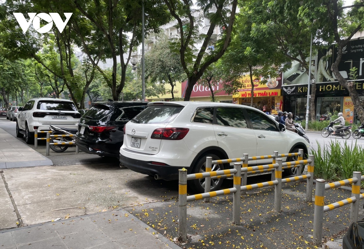 Mặc dù các thanh chắn được dựng lên để ngăn phương tiện đi vào làn đường dành cho người đi bộ, thế nhưng nó đã trở thành vật dư thừa.