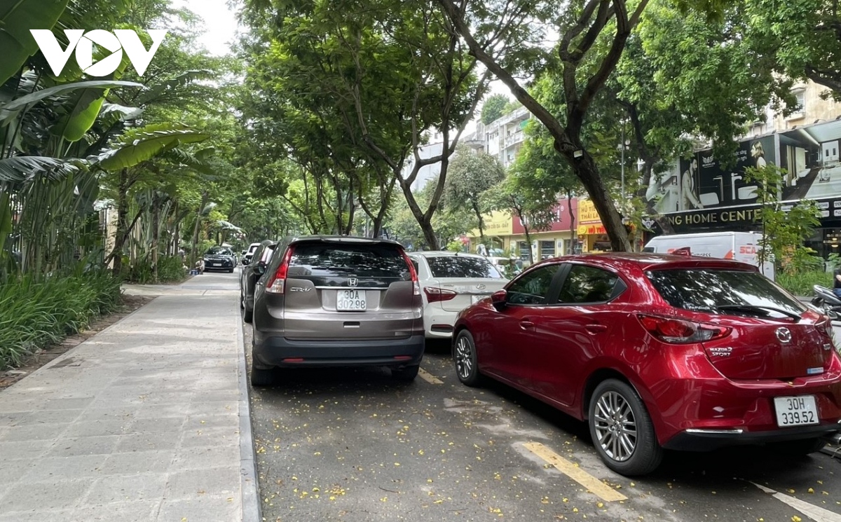 Theo người dân sống trên phố Huỳnh Thúc Kháng, tình trạng này diễn ra đã lâu. Ở điểm này luôn có người trông coi, đếm xe ra vào điểm.