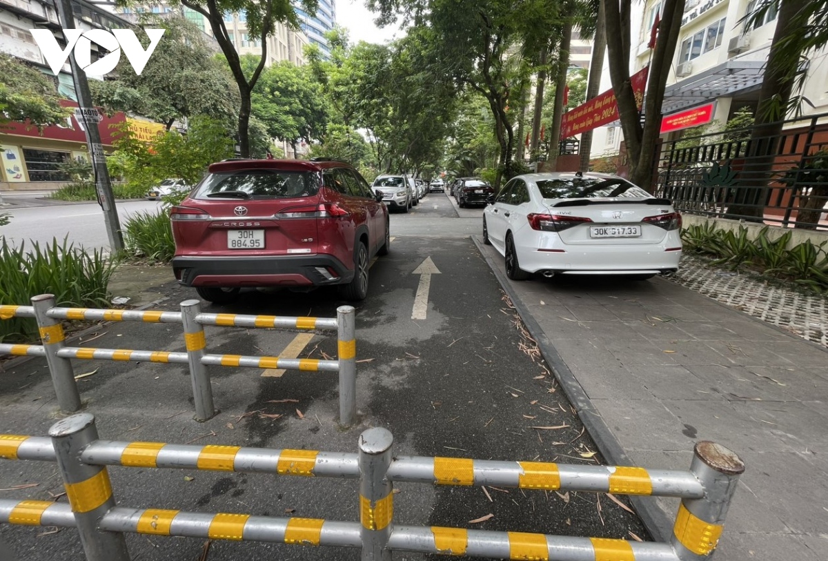 Trước thực trạng này, người dân kiến nghị chính quyền, cơ quan chức năng cần thường xuyên kiểm tra, chấn chỉnh vấn đề này để phần đường dành cho người đi bộ không còn bị chiếm dụng.