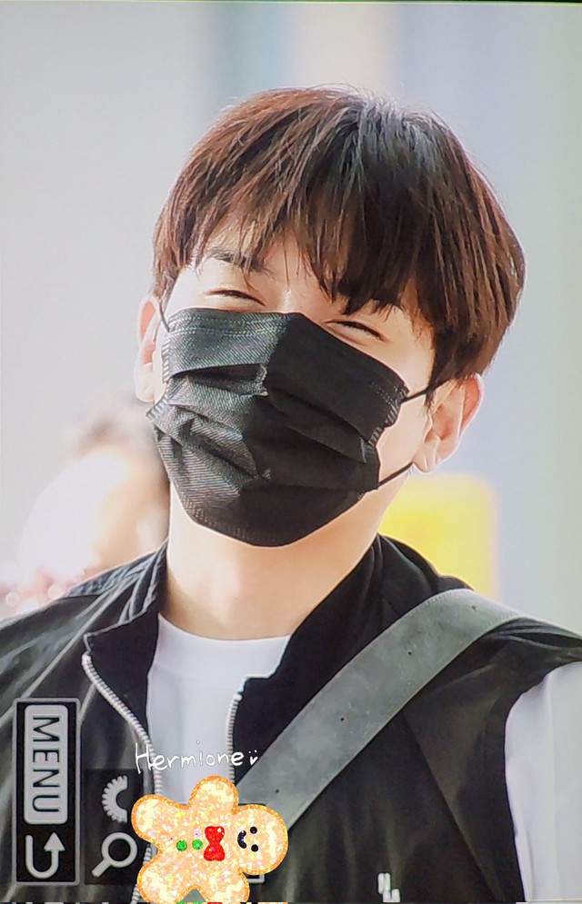 Tân lang Ryeowook nheo tít mắt vì ánh nắng chói chang ở sân bay Incheon