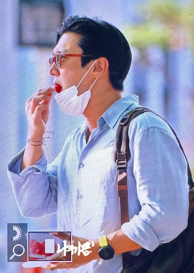 Anh vô tư vừa đi vừa ăn...