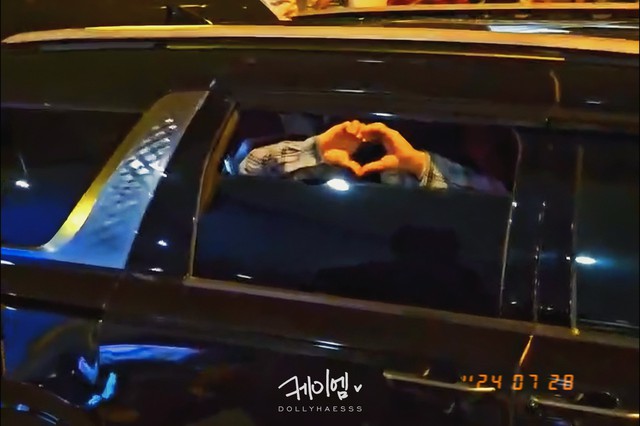 Đến Việt Nam rồi, anh hạ cửa kính xe để gửi trái tim chào fan