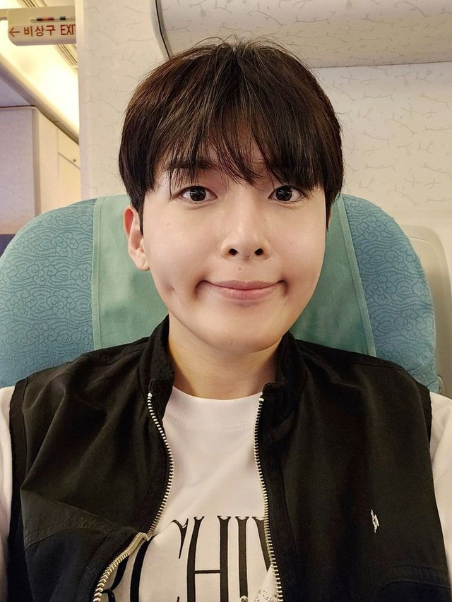 Nam idol đền bù fan bằng tấm ảnh selfie trên máy bay. Dù đã 37 tuổi và là 