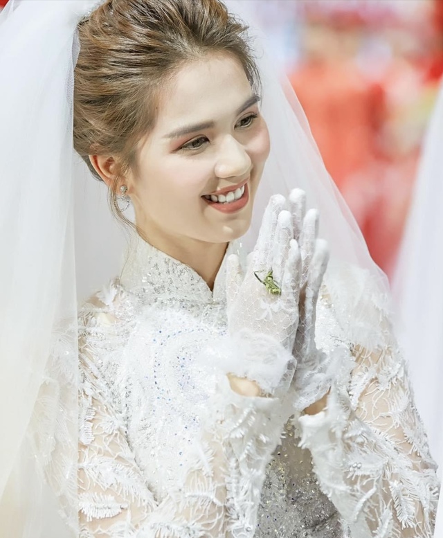 Đây không phải lần đầu tiên hình ảnh Ngọc Trinh mặc đồ cưới gây xôn xao cõi mạng