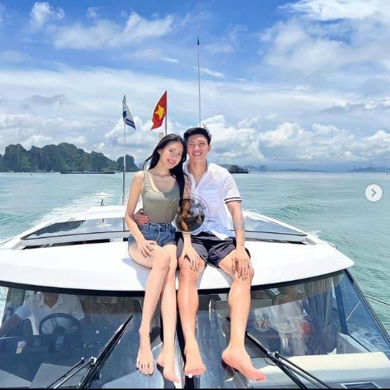 Đoàn Văn Hậu được khen là ông bố đảm đang khi đăng tải nhiều hình ảnh bế con, đưa con đi chơi, đi du lịch cùng gia đình.