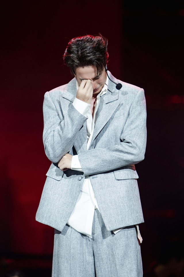 S.T Sơn Thạch không thể kiềm được nước mắt khi hoàn thành tâm nguyện của người ba quá cố