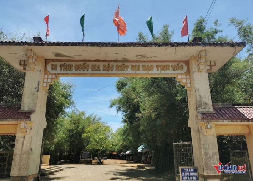 Cổng vào Di tích quốc gia đặc biệt - địa đạo Vịnh Mốc. Ảnh: QT