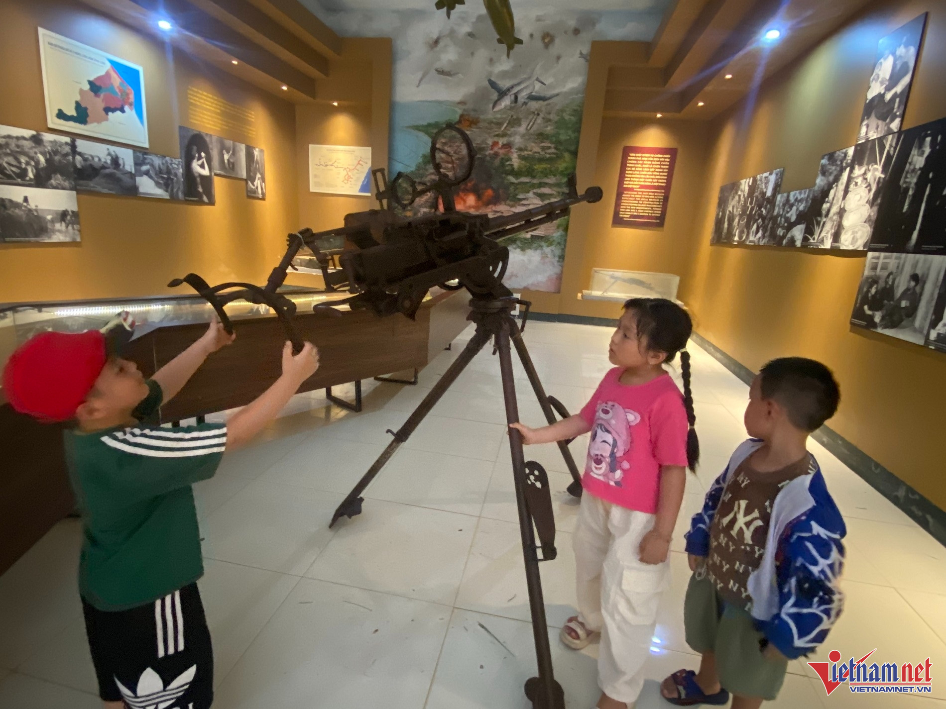 Kỷ vật chiến tranh - những tư liệu quý báu góp phần giáo dục và hun đúc tinh thần yêu nước, lòng uống nước nhớ nguồn của thế hệ trẻ. Ảnh: QT