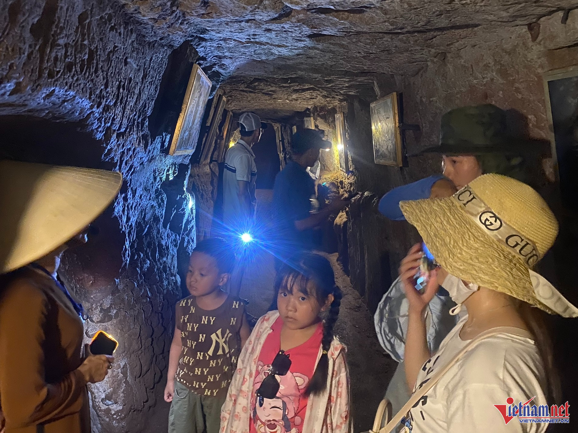 Địa đạo Vịnh Mốc là công trình được tạo dựng bằng sức lực và trí tuệ của quân dân Quảng Trị với khoảng 18.000 ngày công. Trong mưa bom bão đạn, họ đã đào và vận chuyển 6000m3 đất đá để hoàn thành công trình đặc biệt này. Ảnh: QT