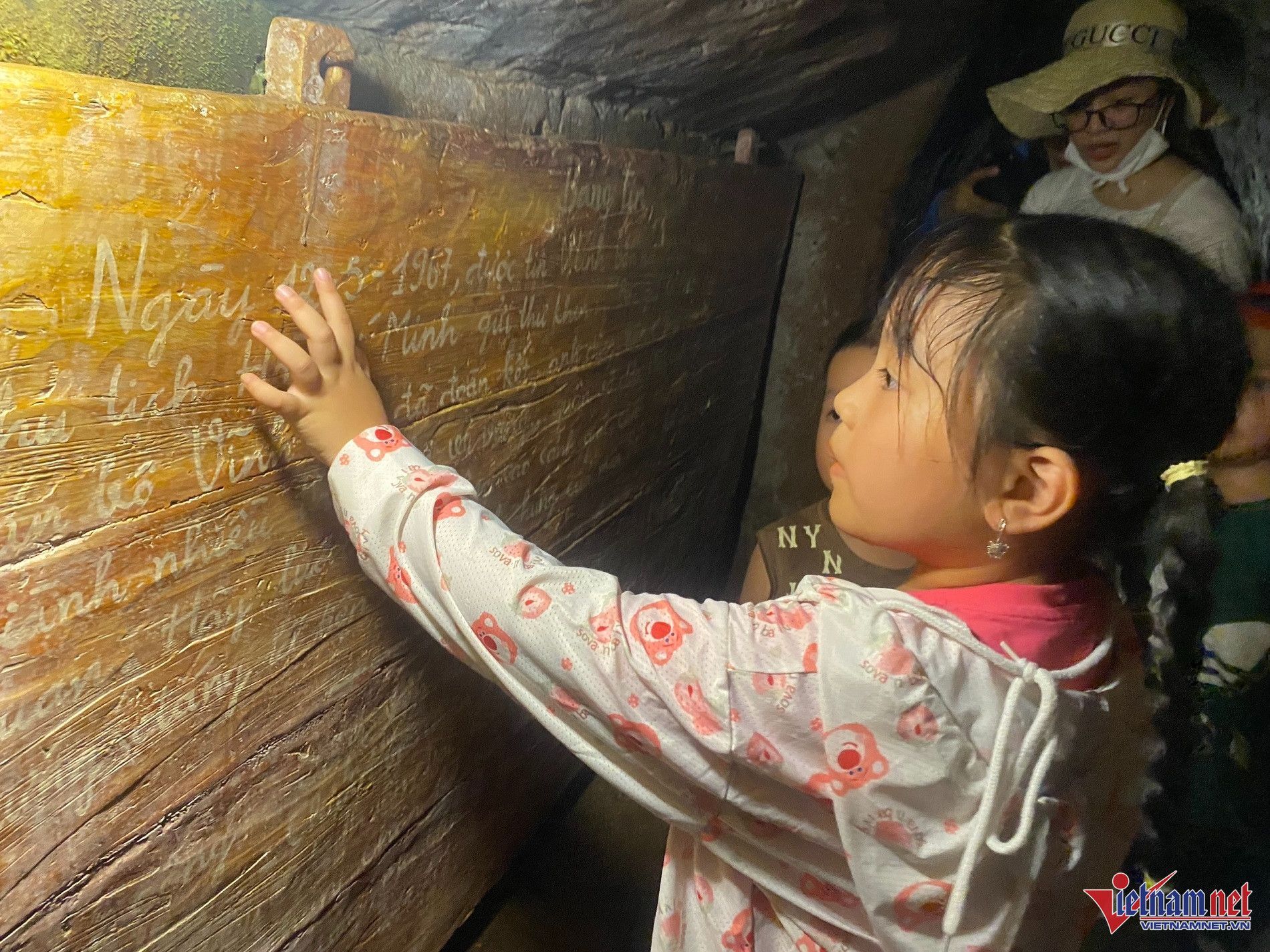 Các du khách nhí hứng thú khi được tiếp cận những thông tin lịch sử về Di tích quốc gia đặc biệt địa đạo Vịnh Mốc. Ảnh: QT