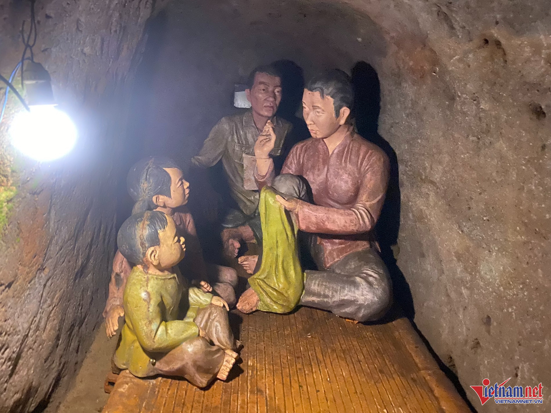 Hai bên trục đường chính cách nhau khoảng 3-5 m được khoét lõm thành một hầm nhỏ để làm nơi sinh hoạt của gia đình. Ảnh: QT