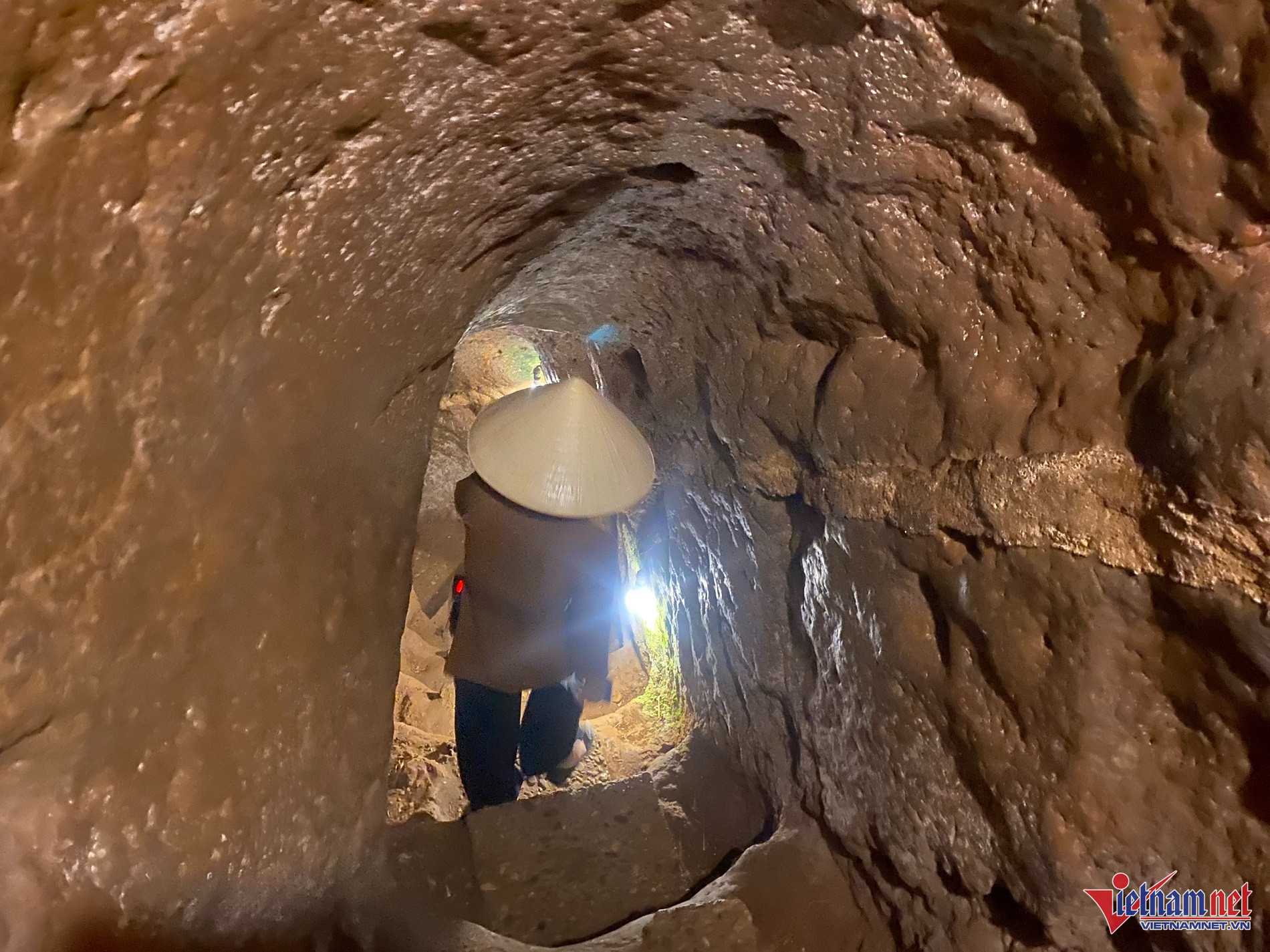 Tổng cộng địa đạo có cấu trúc khoảng 3 tầng. Tầng 1 cách mặt đất từ 12-15m để làm nơi chiến đấu tạm thời. Tầng 2 sâu 18m là nơi sinh sống và sinh hoạt của người dân và trụ sở của bộ chỉ huy. Tầng 3 sâu 22m dùng làm kho chứa hậu cần. Ảnh: QT