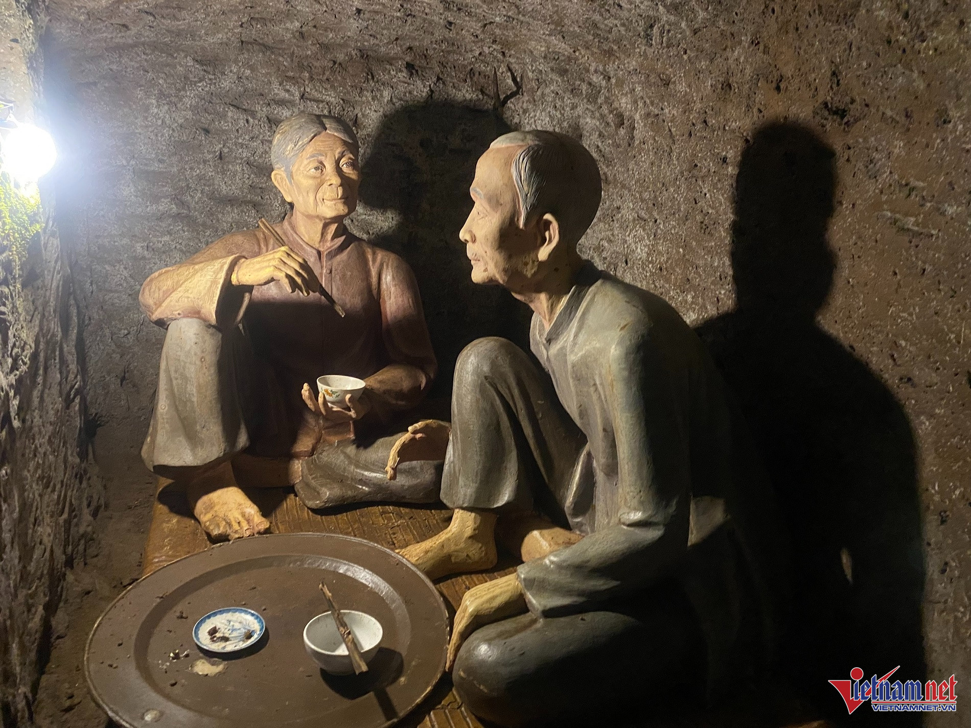 Hình ảnh tái hiện một bữa ăn của người dân dưới lòng địa đạo trong những năm tháng chiến tranh khốc liệt. Ảnh: QT