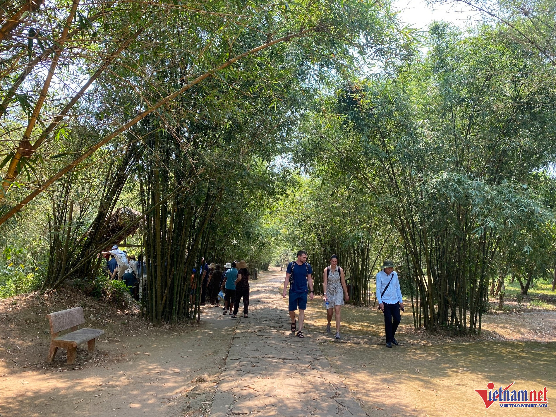 Những ngày tháng 7 lịch sử, rất đông người dân, du khách trong và ngoài nước đến tham quan, trải nghiệm tại di tích này. Ảnh: QT