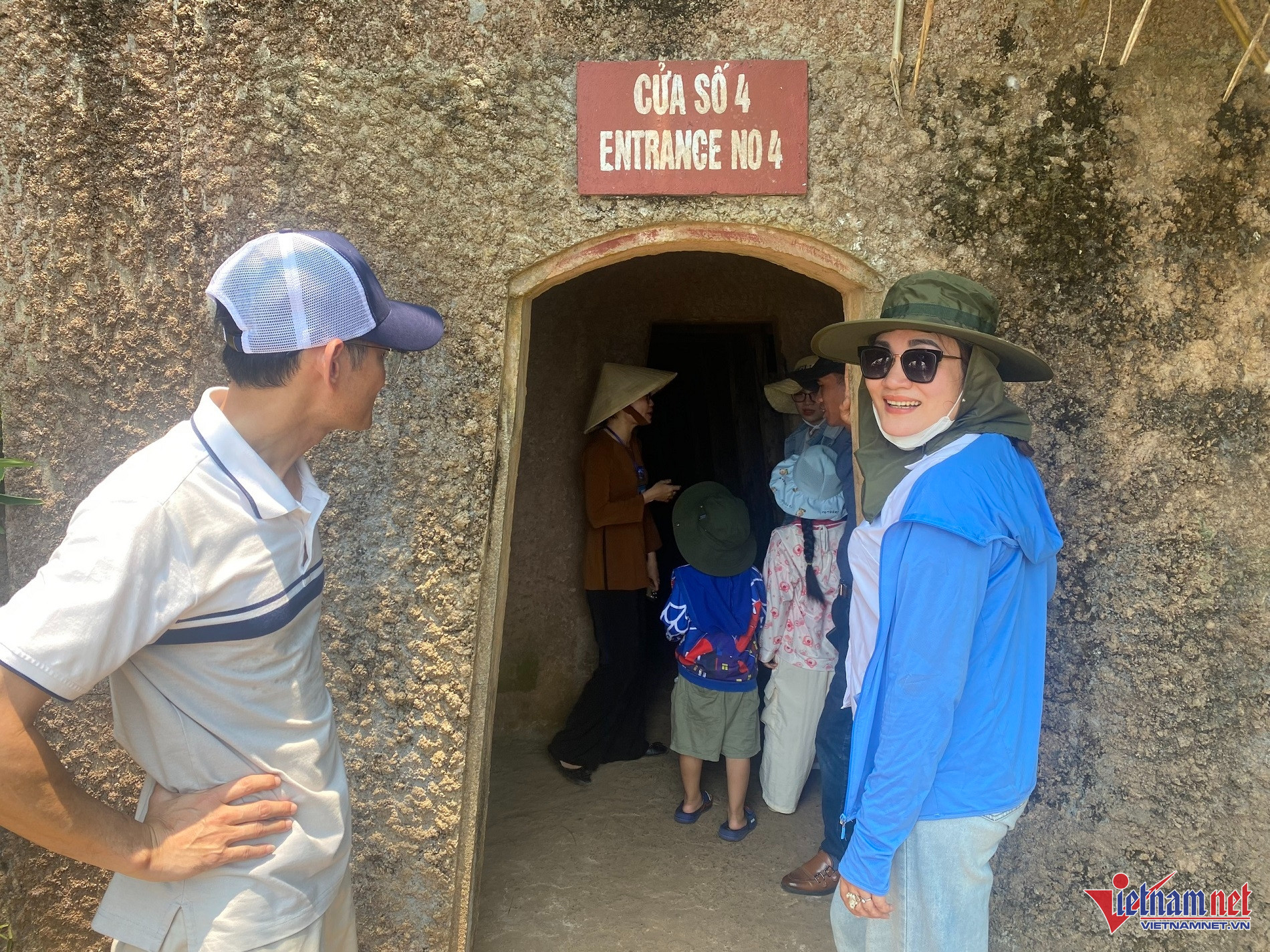 Để tránh mưa bom, bão đạn, địa đạo Vịnh Mốc được thiết kế có không gian sinh sống của người dân, kho vận vũ khí đạn dược - lương thực, nơi hoạt động của cơ quan của Đảng và chính quyền, quân sự, các công trình công cộng (hội trường, nhà hộ sinh, trạm phẫu thuật, trạm thông tin...). Toàn bộ hệ thống có 13 cửa ra vào (7 cửa thông ra biển, 6 cửa đi lên đồi). Ảnh: QT