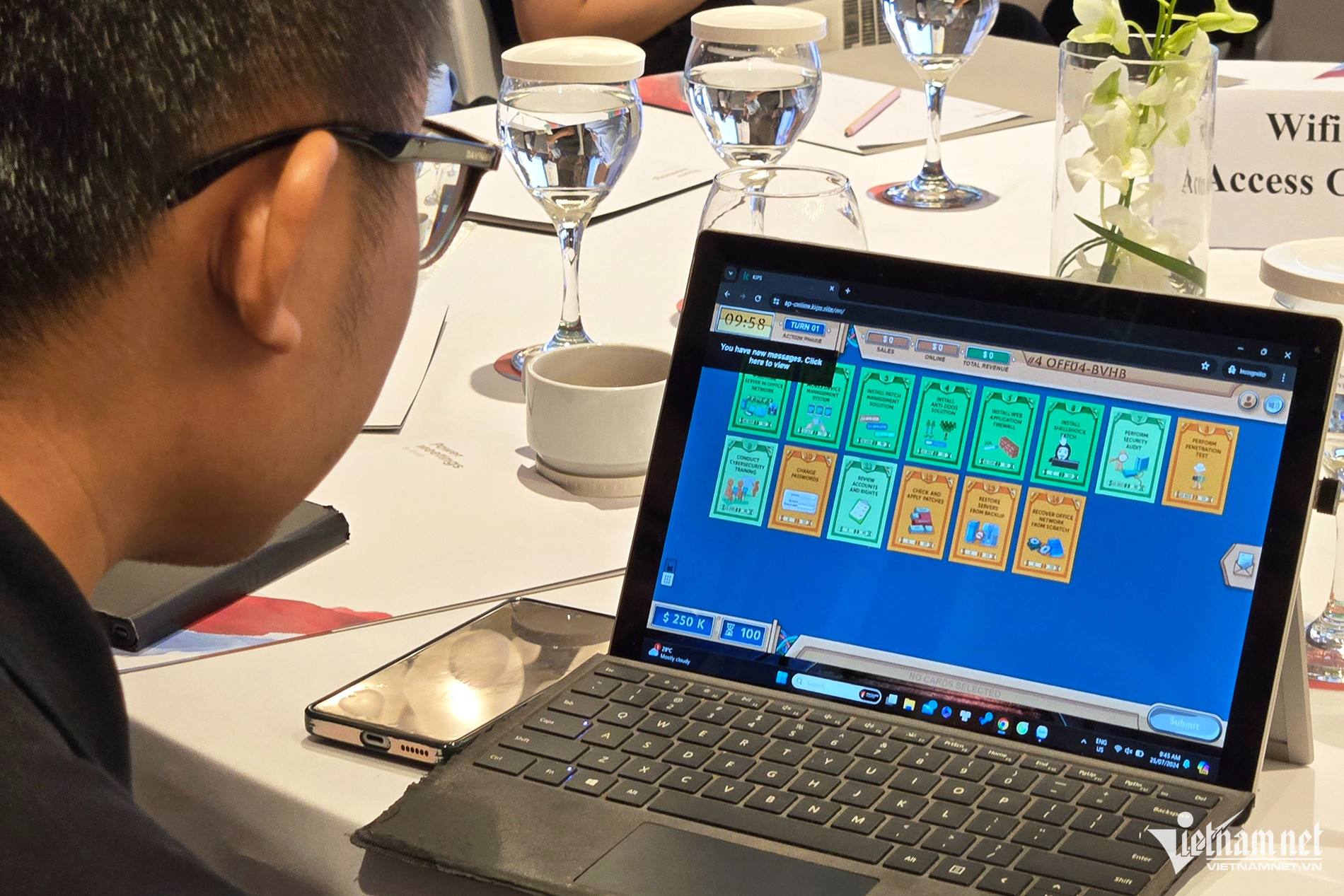 Một chuyên gia đang nghiên cứu 