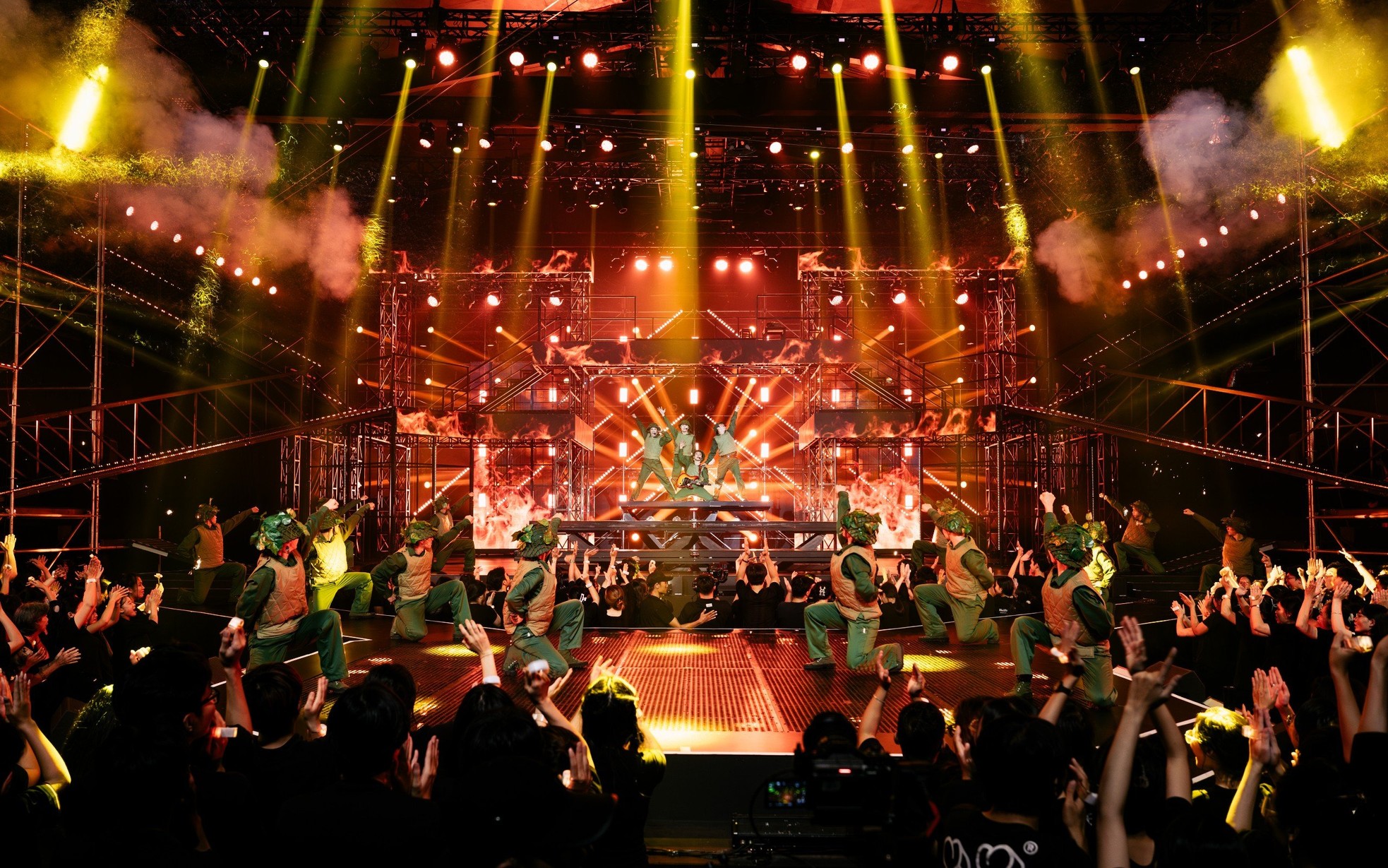 Toàn cảnh tiết mục hoành tráng của nhà Xương rồng.