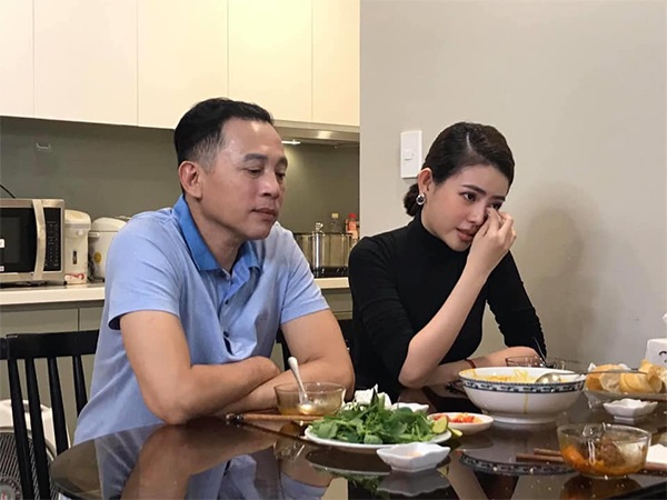 Hữu Tiến bảo vệ, lo cho con gái từng chút một ngay từ bé. Tuy nhiên đến năm 18 tuổi thì Thủy Tiên nổi loạn