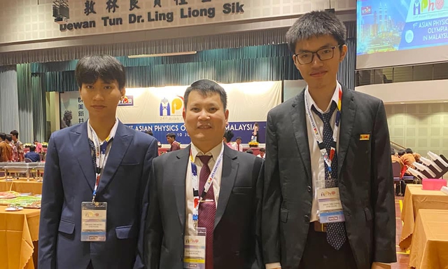 Trương Phi Hùng (ngoài cùng bên trái) và Thân Thế Công (ngoài cùng bên phải) tại kỳ thi Olympic Vật lý Quốc tế 2024