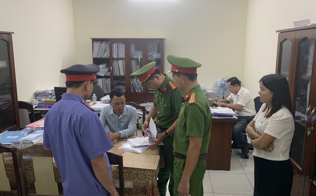 Khám xét nơi làm việc của bị can Phước (ảnh trên) và bị can Sang