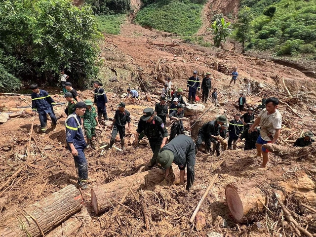 Lực lượng chức năng tỉnh Điện Biên đang tập trung tìm kiếm người mất tích và hỗ trợ người dân khắc phục hậu quả sau mưa lũ. Ảnh: Fanpage An ninh Điện Biên