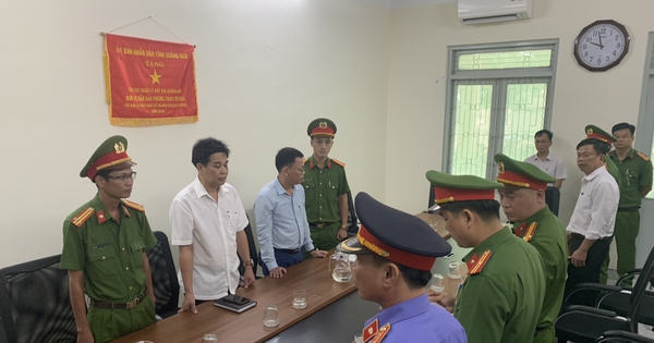 Cơ quan CSĐT thi hành lệnh khởi tố bị can, bắt tạm giam đối với bị can Phước và Sang