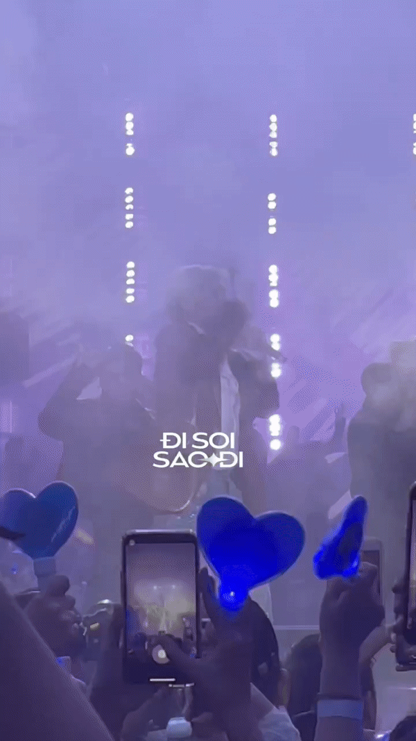 Khói trắng liên tục xịt ra khiến nhân vật chính gần như mất hút