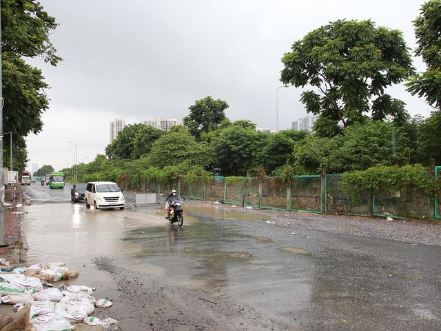 Chiều ngày 29/7, đoạn đường gom Km6 Đại lộ Thăng Long hướng đi Hòa Bình không còn tình trạng ngập lụt