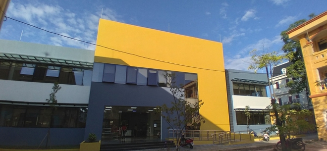 Khuôn viên trường rộng rãi, cơ sở vật chất hiện đại