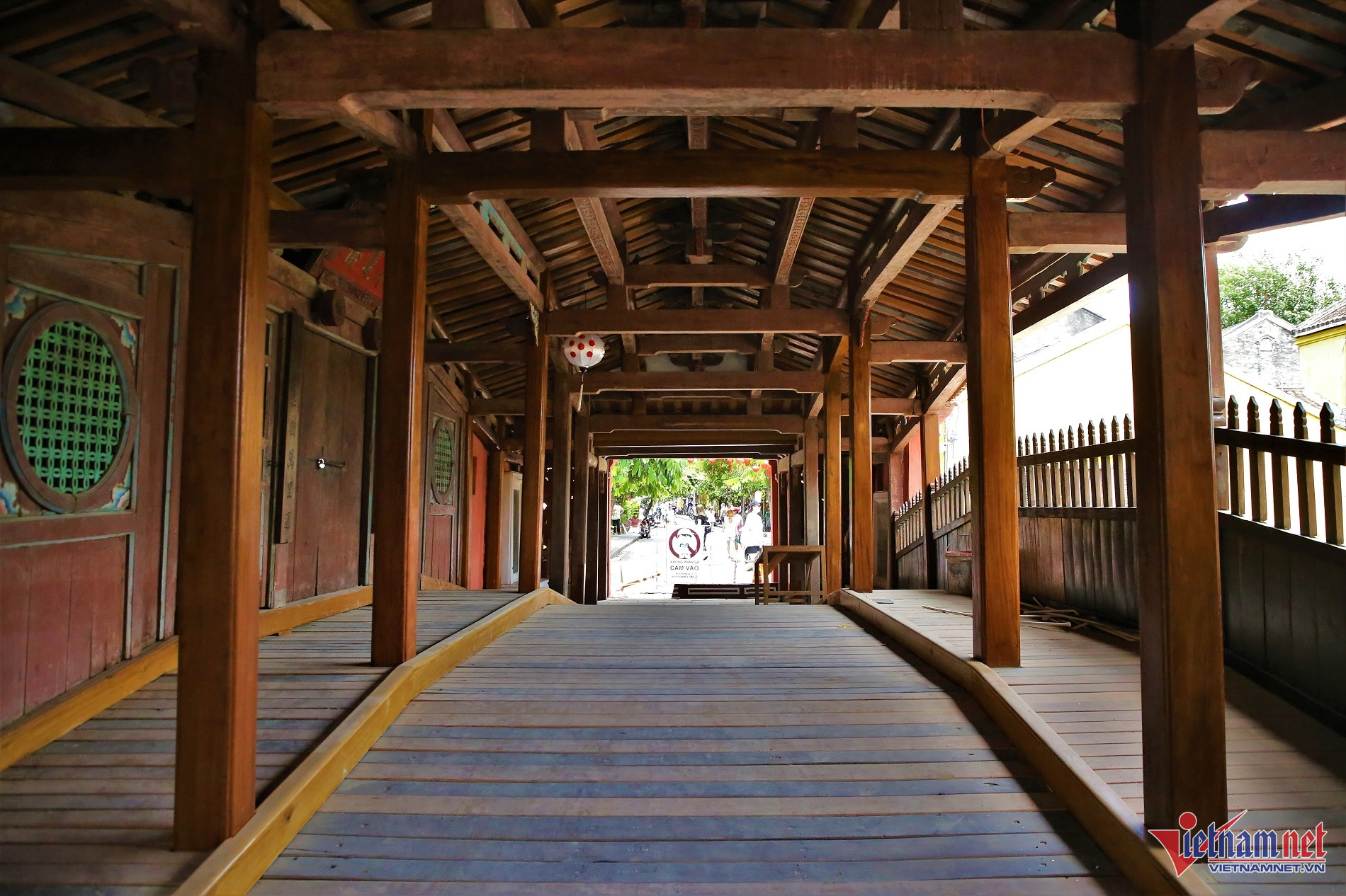 Bên trong Chùa Cầu sau trùng tu. Ảnh: Hà Nam